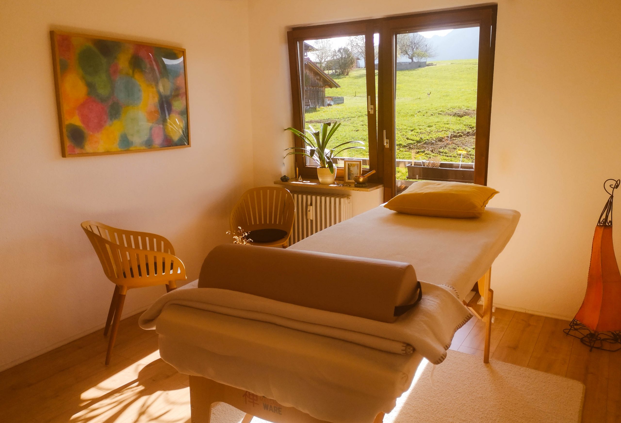 Einblick in den warm und harmonisch gestalteten Behandlungsraum